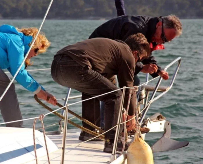 Teamwork an der Mooring nach einem Notfall-Training Segelcrew trainiert Arbeiten an der Mooring im Hafen – praxisnahes Sicherheitstraining auf See