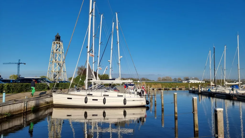 Hafentraining-in-Lemmer Yacht im Hafen Lemmer – Hafentraining